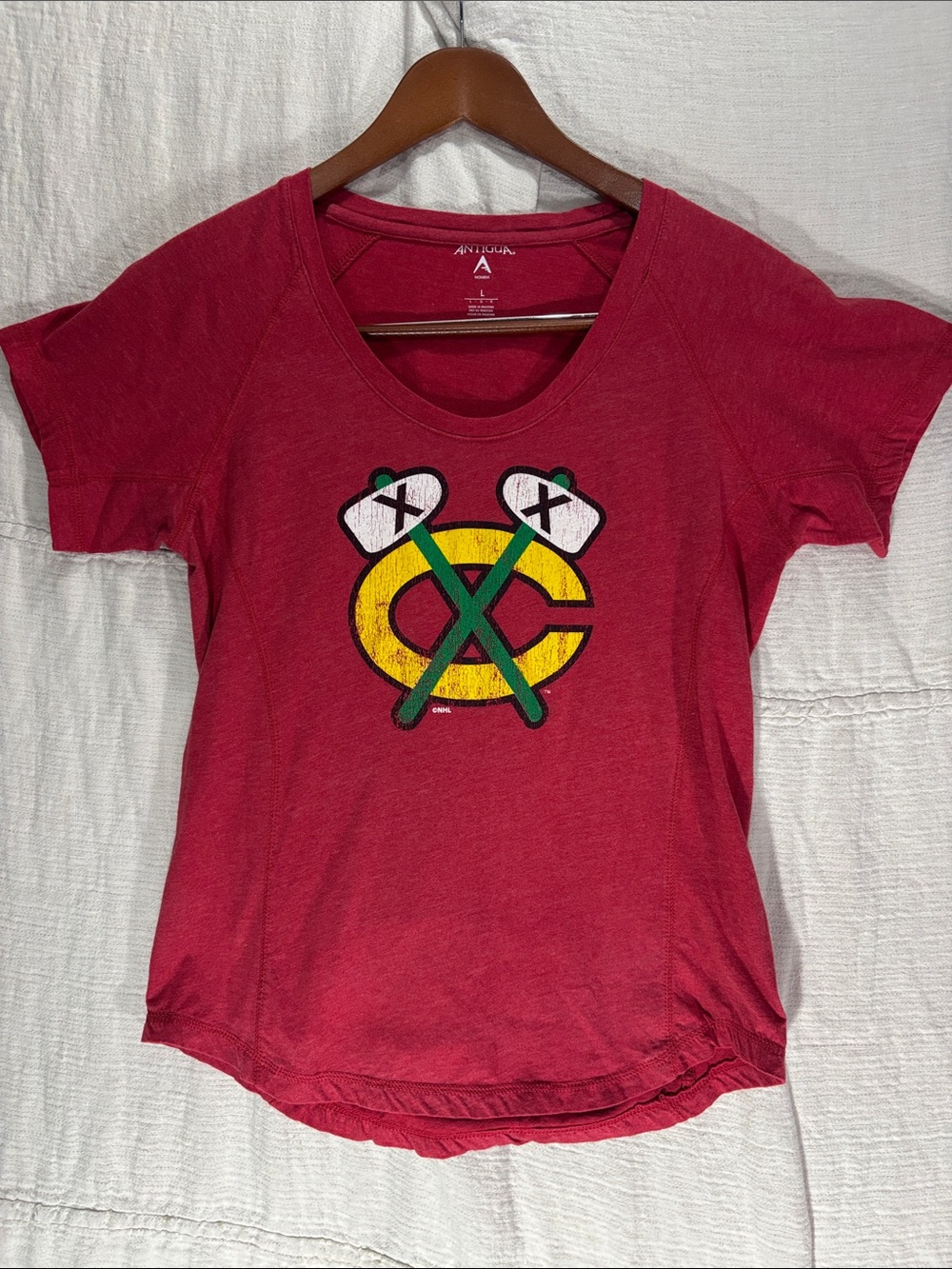 Antigua Chicago Blackhawks Women’s V-Neck Tee Tomahawk Logo Size Large